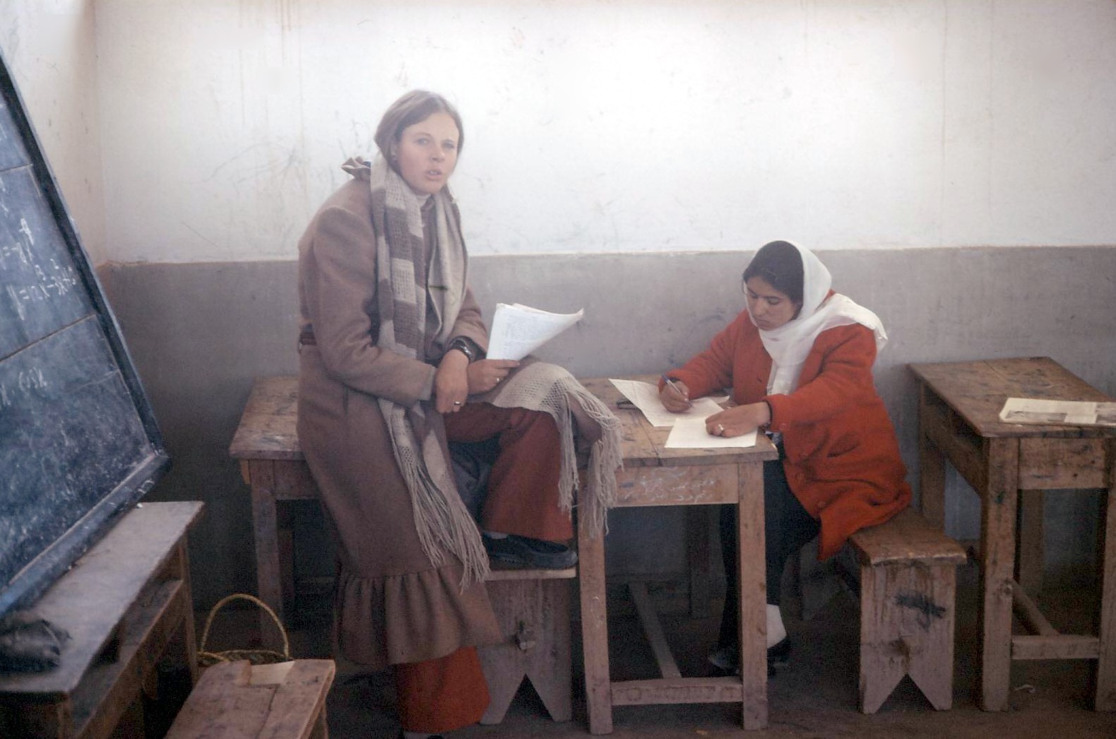 瓦纳姆和她的十二年级英语学生, 端岛, 在Lycée Jahan Malika的教室, 在加兹尼.