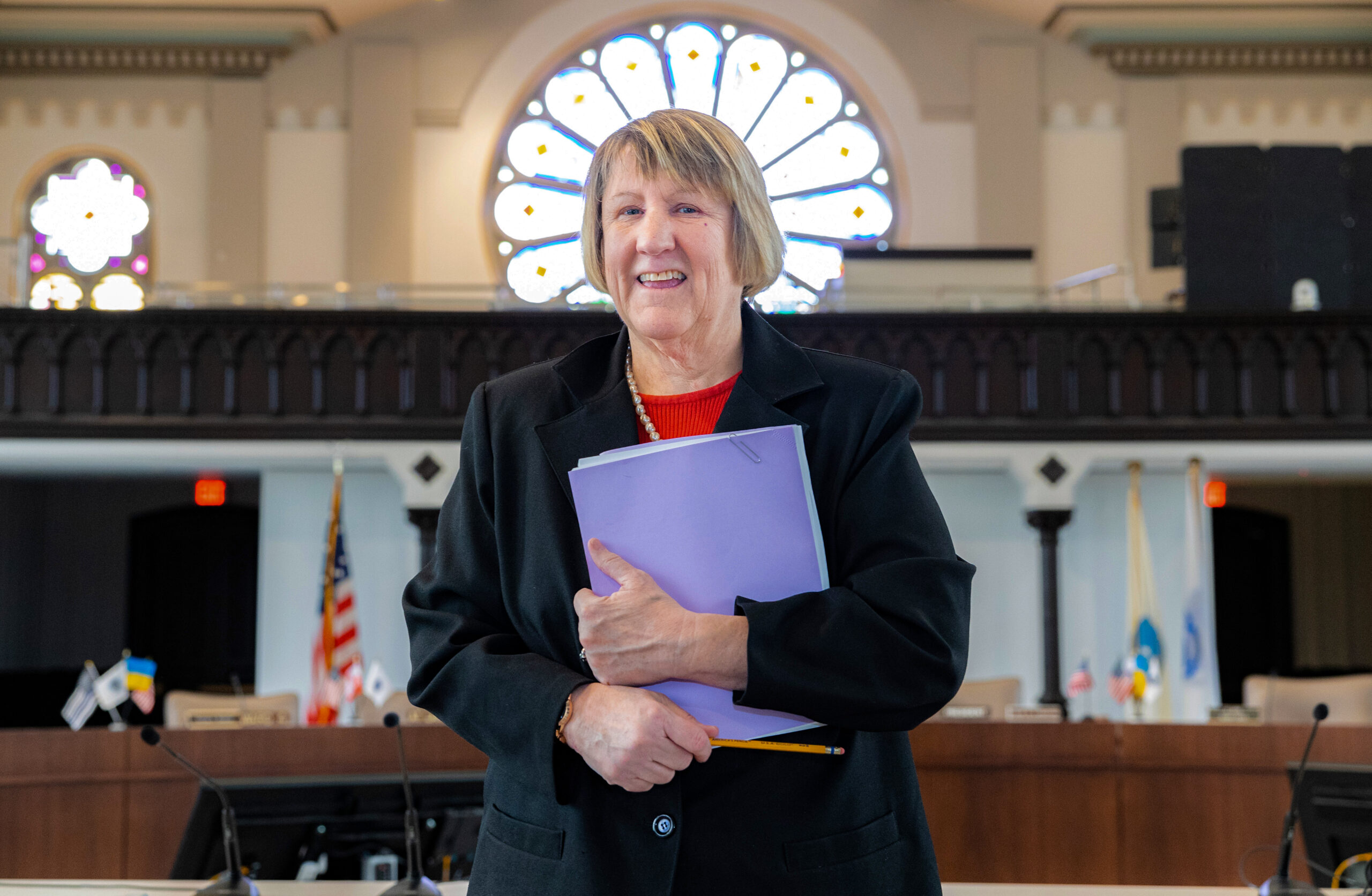  奇科皮市议员Mary-Beth Pniak-Costello站在奇科皮市政厅内.