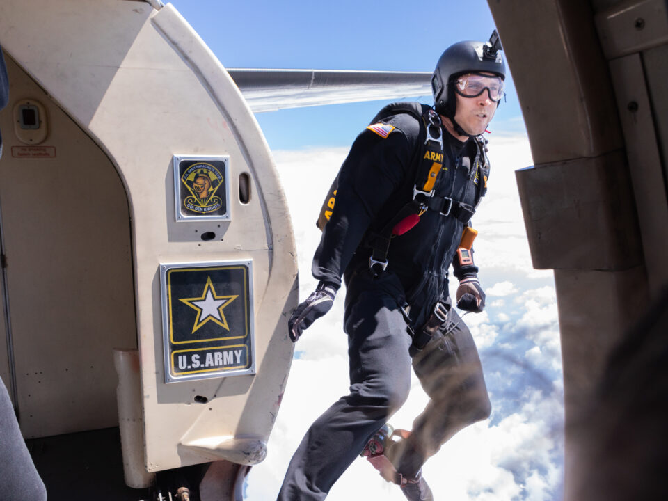 在马萨诸塞州奇科皮的一次飞行表演中，一名伞兵从飞机上跳下来.